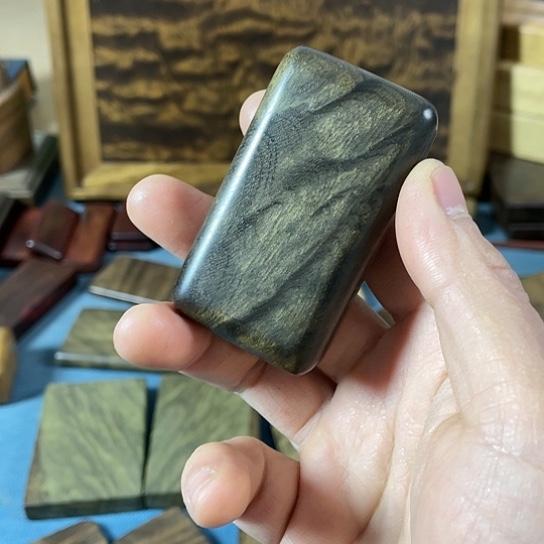 【闪购商品】雷*金丝楠阴沉木手把件