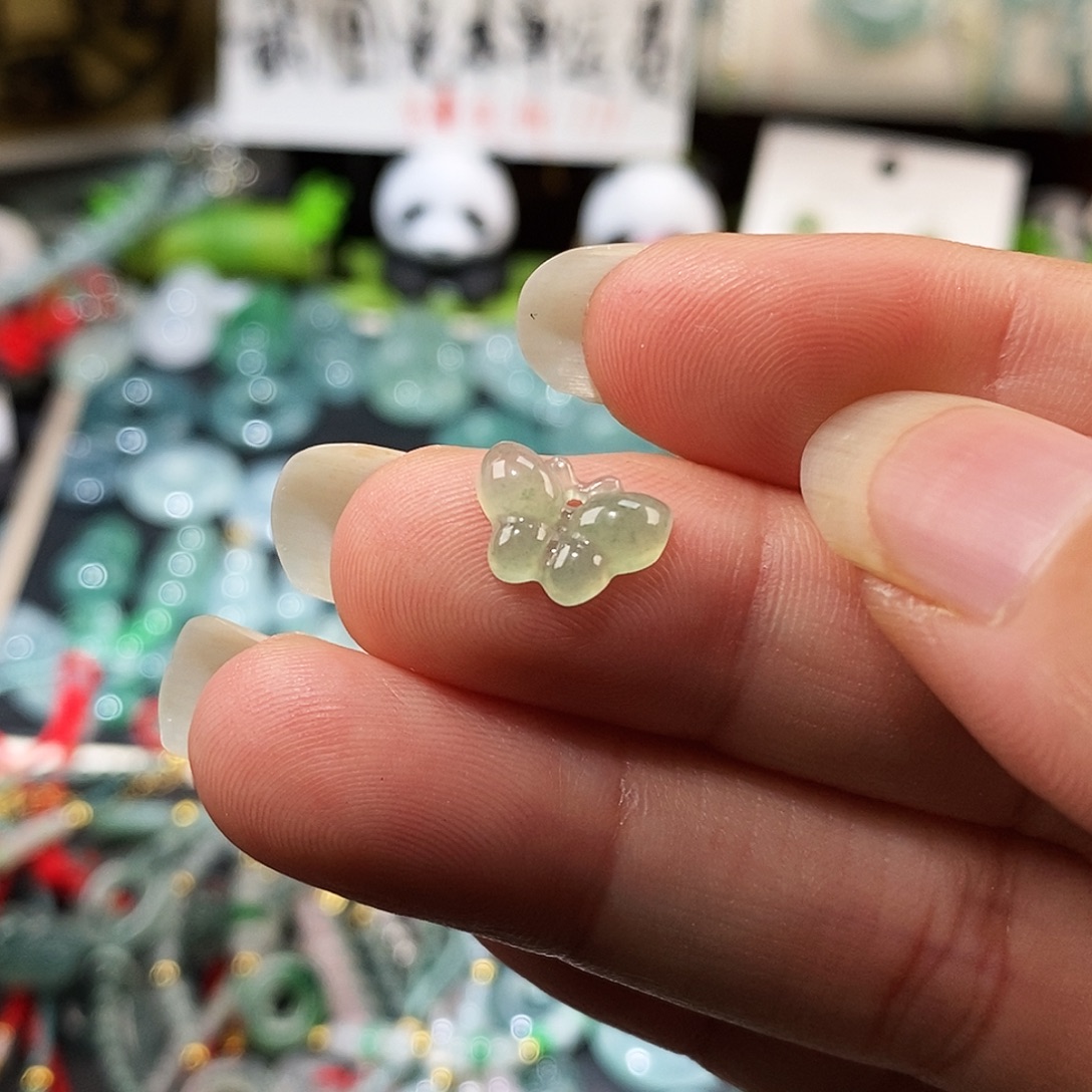 翡翠未镶嵌颈饰蝴蝶