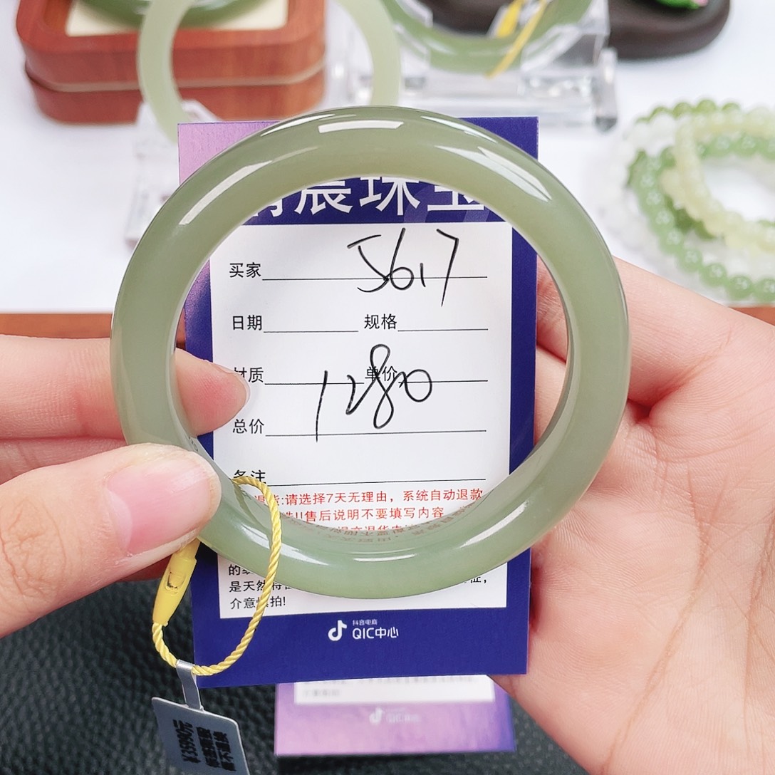 和田玉未镶嵌手镯