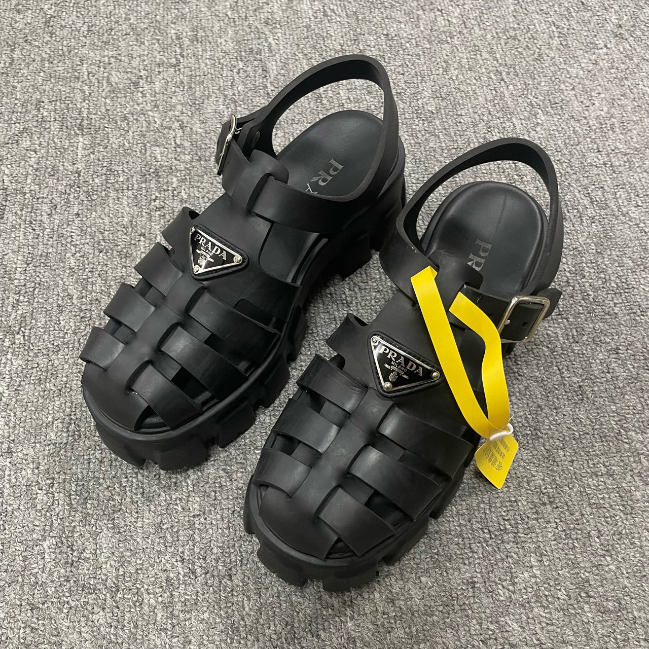 95新 Prada/普拉达 露跟搭扣罗马凉鞋  37码/5642