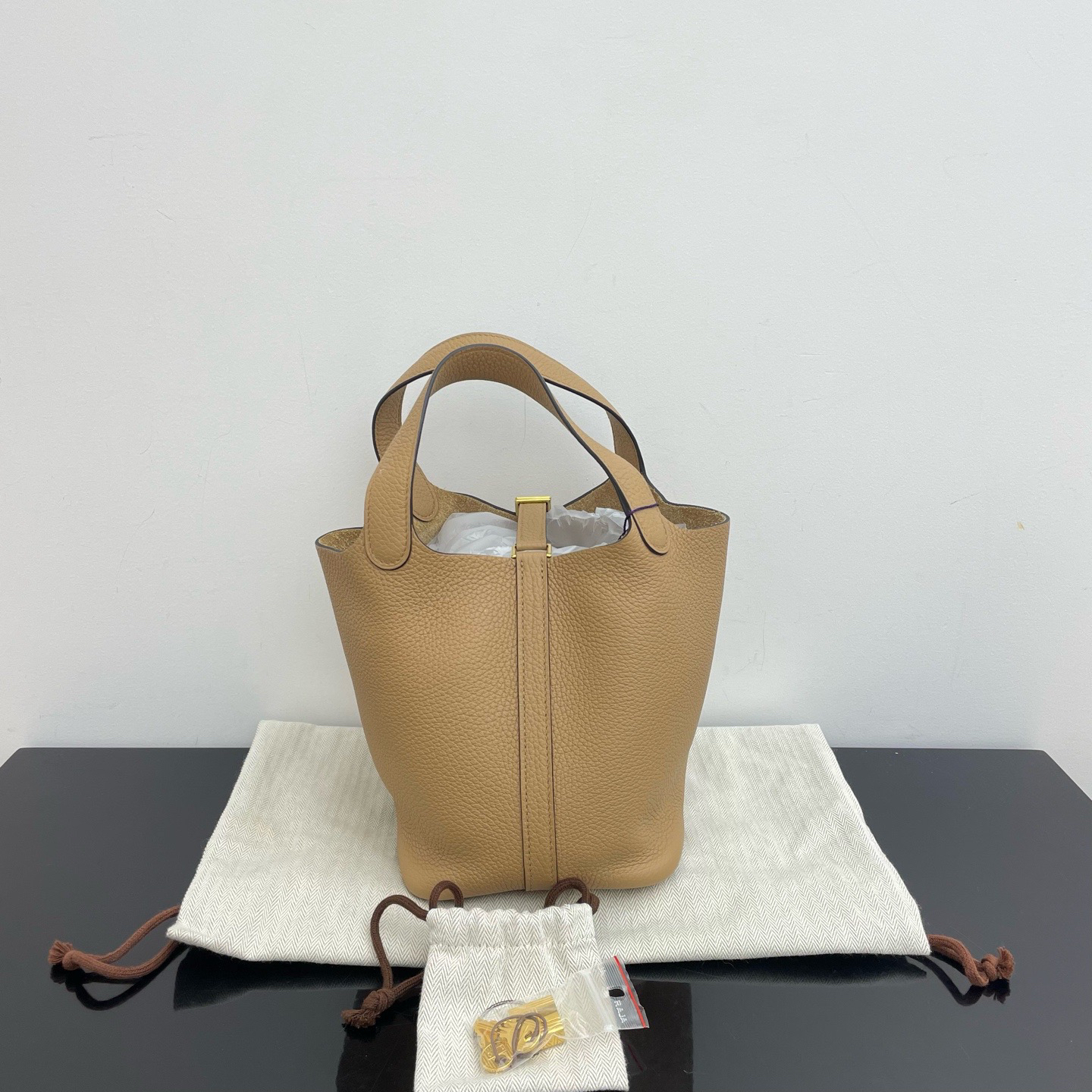 99新 Hermes/爱马仕 菜篮子18 奶茶色 配件：尘袋 钥匙锁