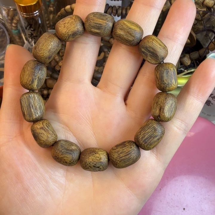 沉香碎屑沉香莺歌绿奇楠1.1随形枣珠11.5克