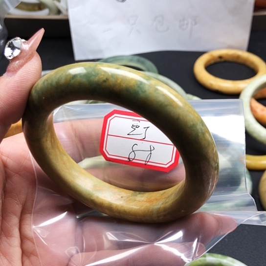 蛇纹石玉手镯未镶嵌豆*