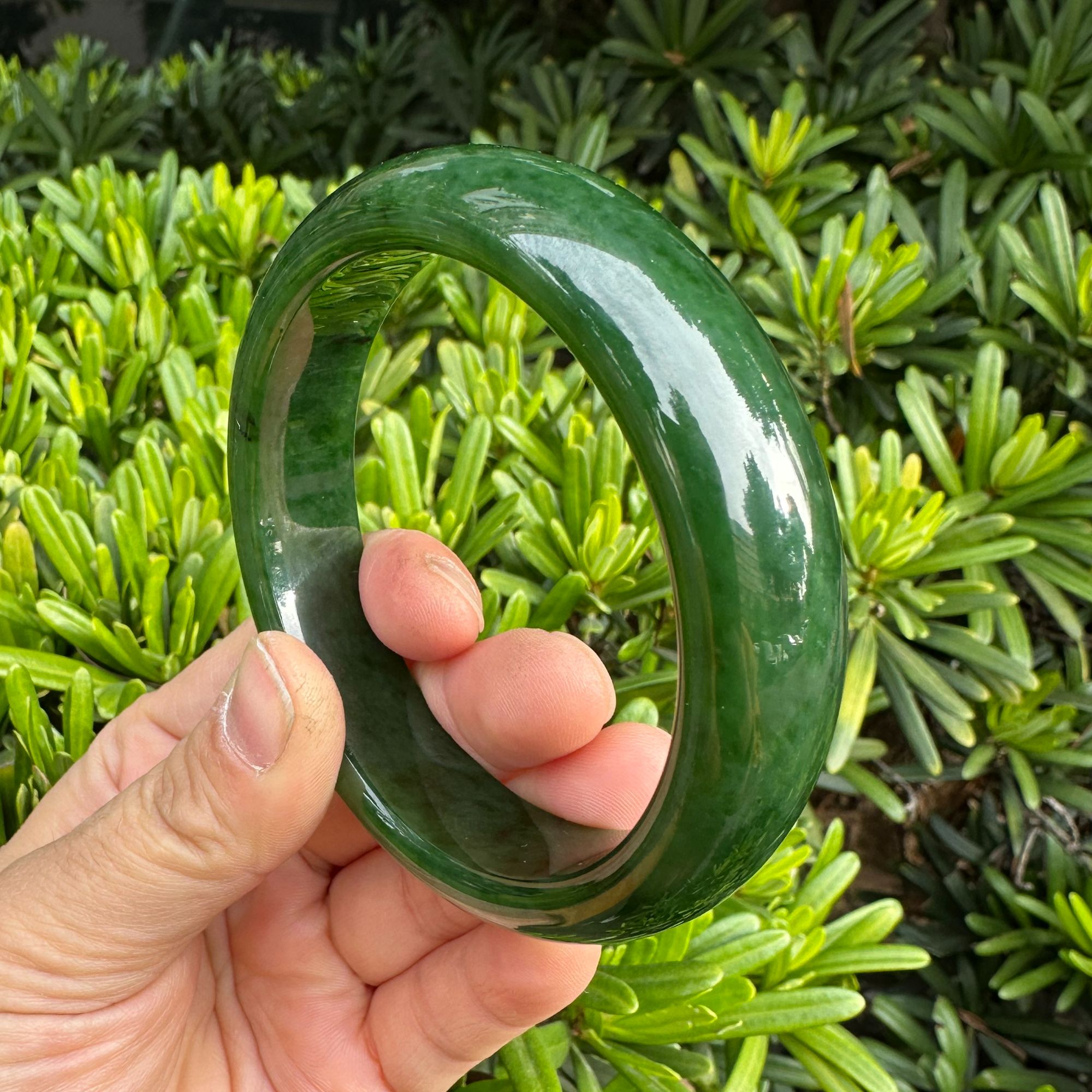 和田玉菠菜绿手镯61圈口俄七无黑点有少红皮