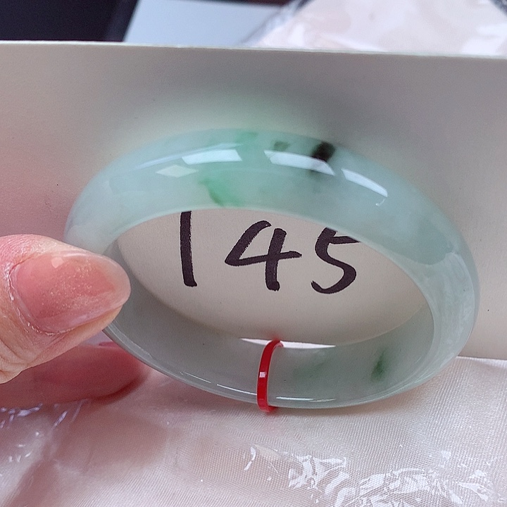 翡翠手镯未镶嵌翡翠