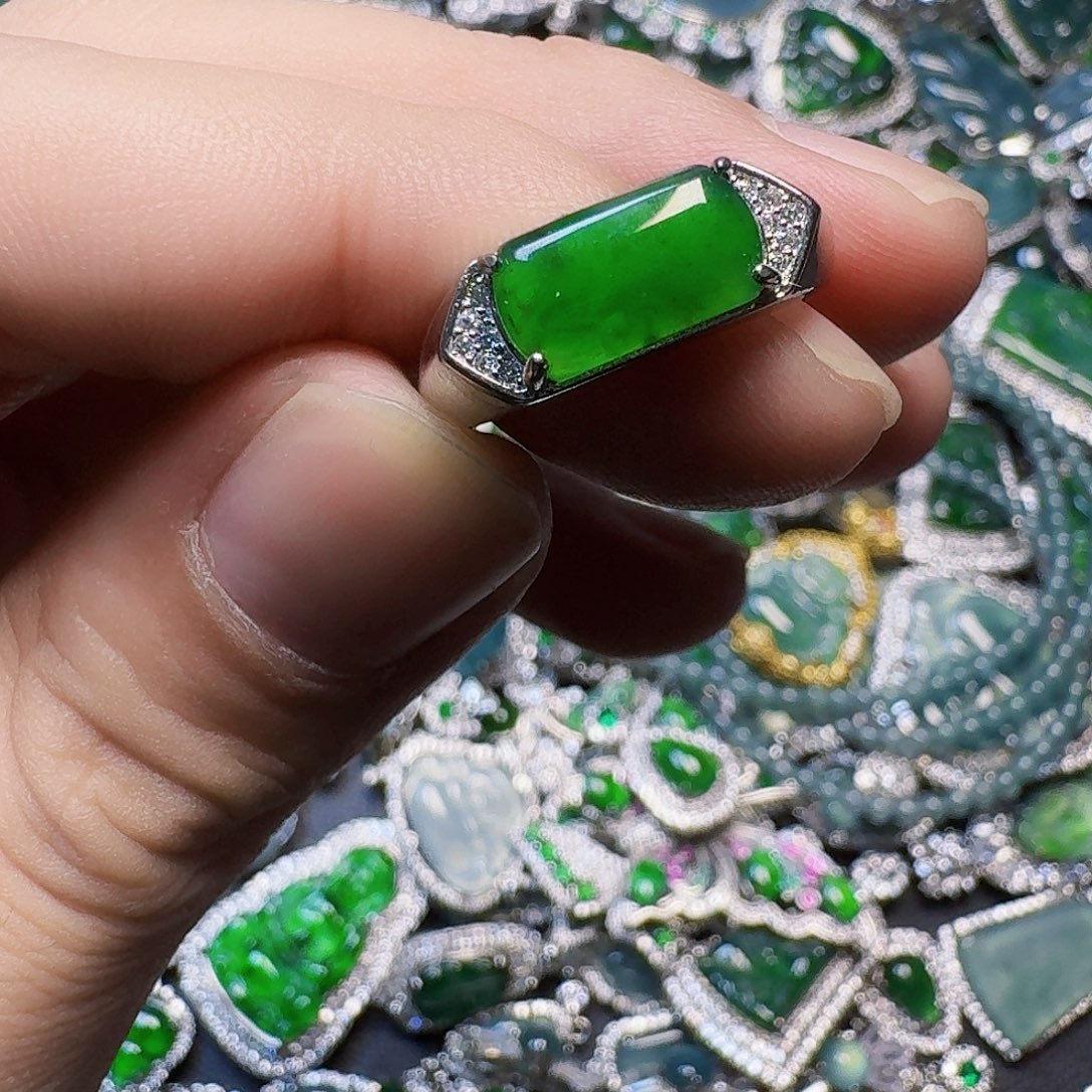 翡翠未镶嵌颈饰天然A货翡翠放漏