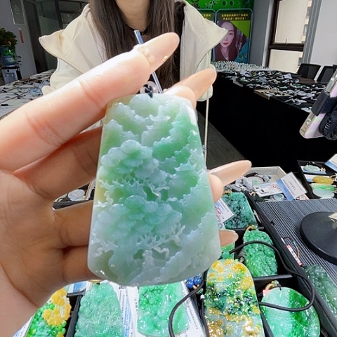 翡翠未镶嵌颈饰一个