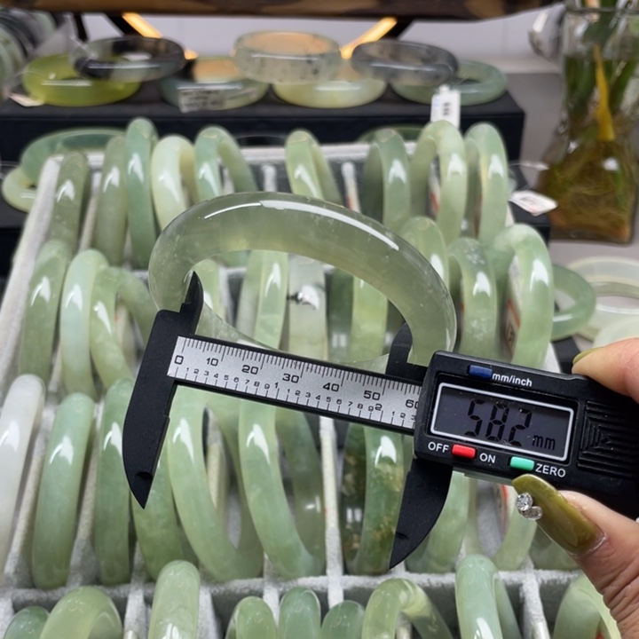 蛇纹石玉手镯未镶嵌125