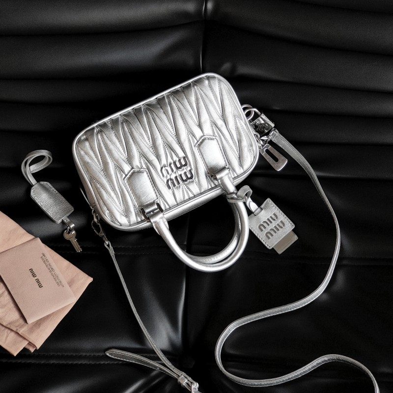 95新 MIU MIU/缪缪 【24期】银色褶皱保龄球小号手提斜挎包 51745