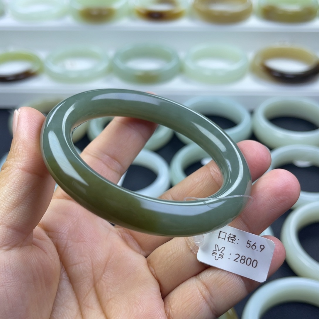 和田玉未镶嵌手镯