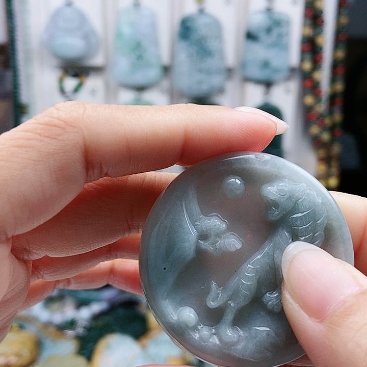 颈饰足铂镶嵌翡翠翡翠