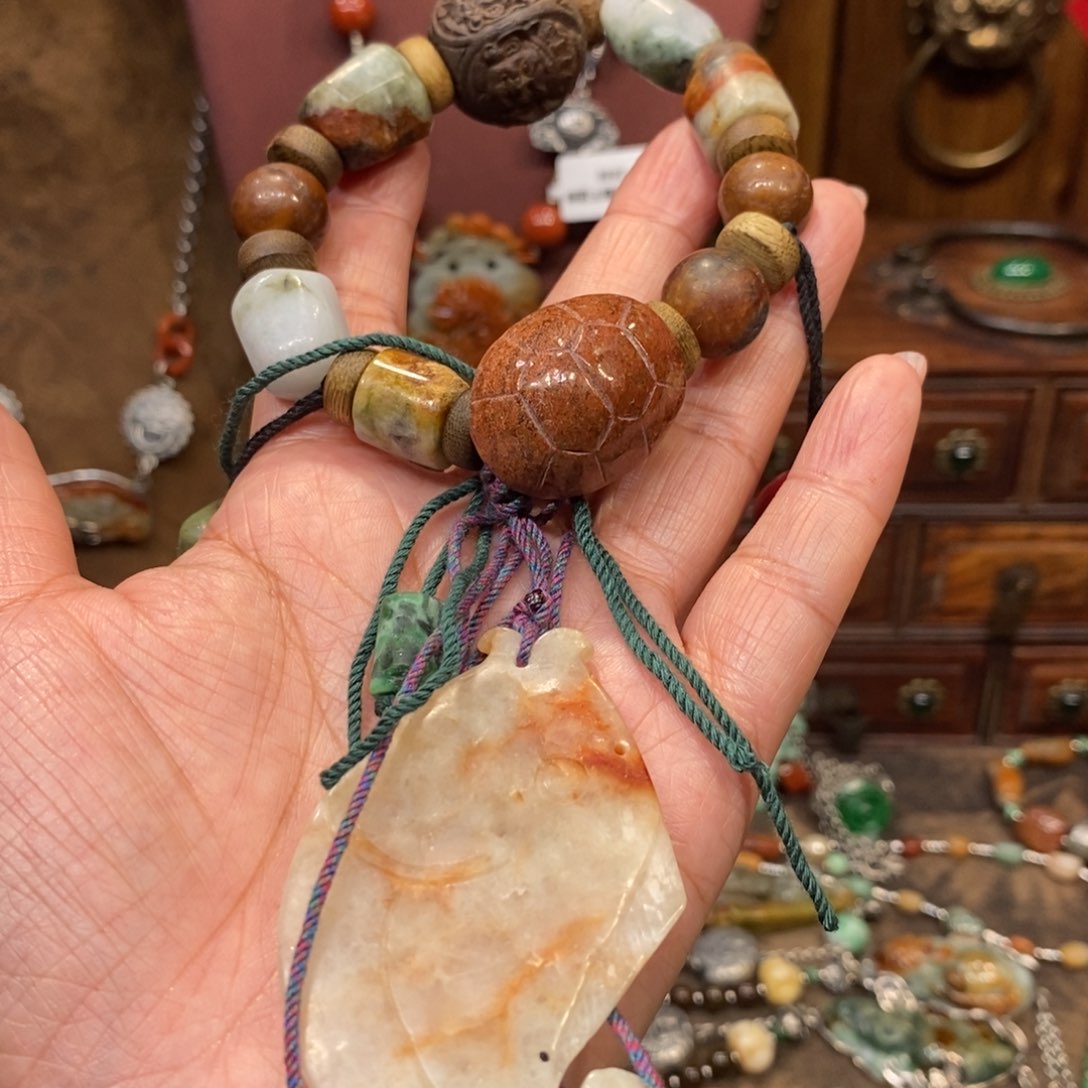 翡翠吊坠(赠链)未镶嵌