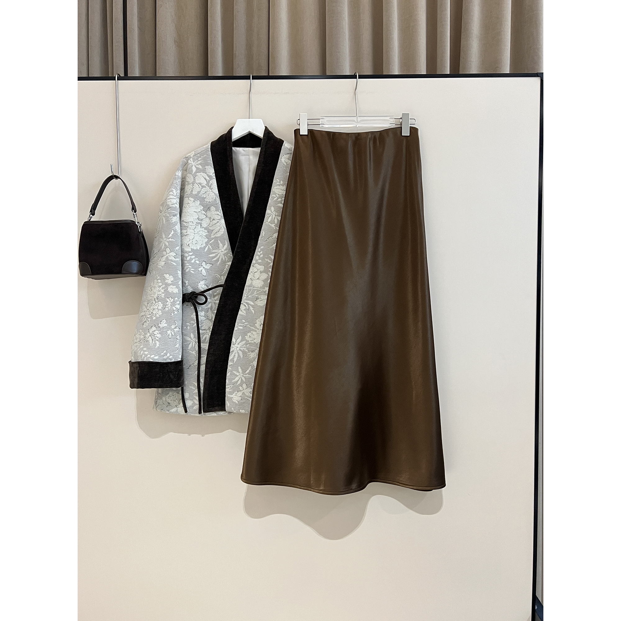 NEW MMSJ 松紧腰咖色加绒缎面半身裙