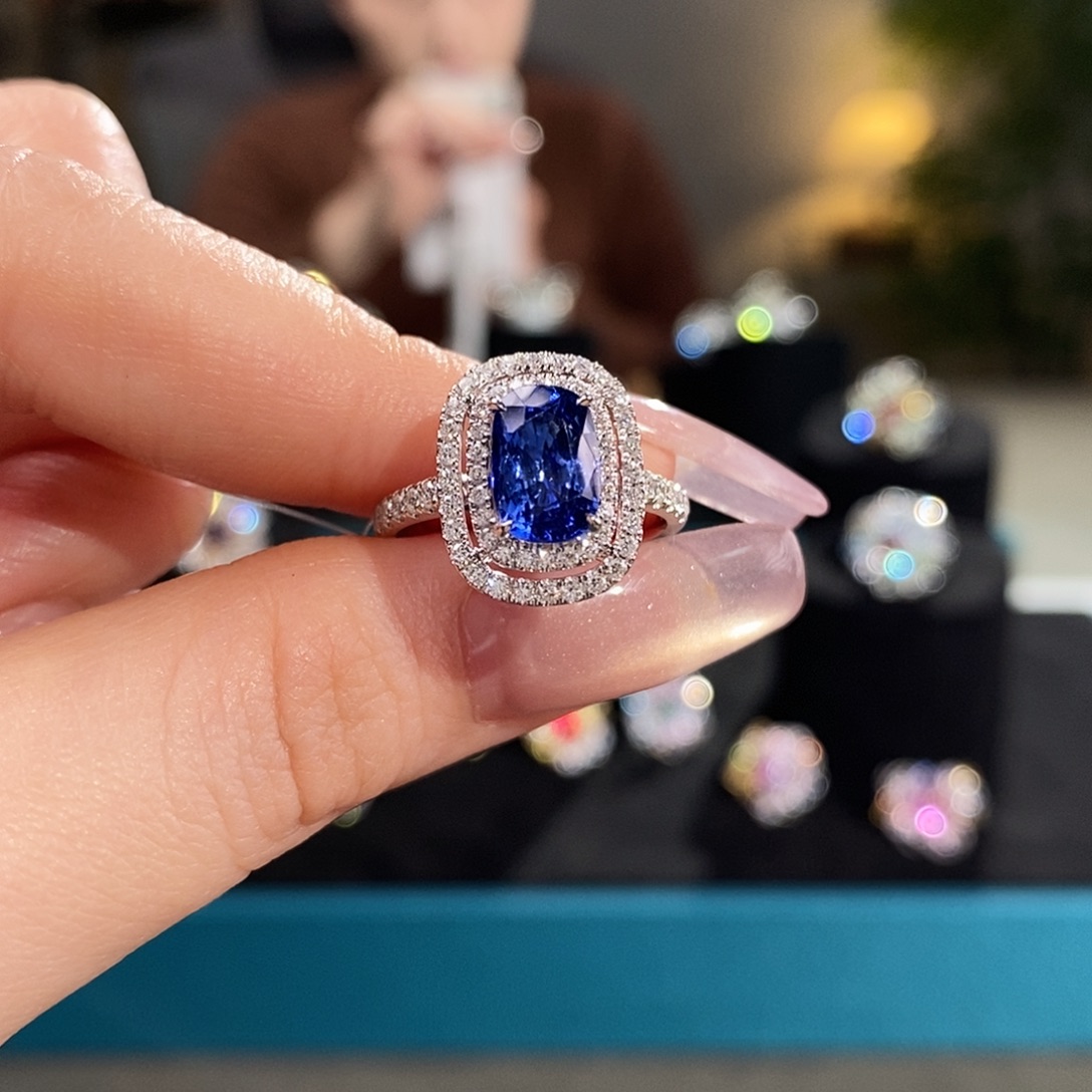 彩色蓝宝石戒指18K金镶嵌2.15ct矢车菊aigs vb