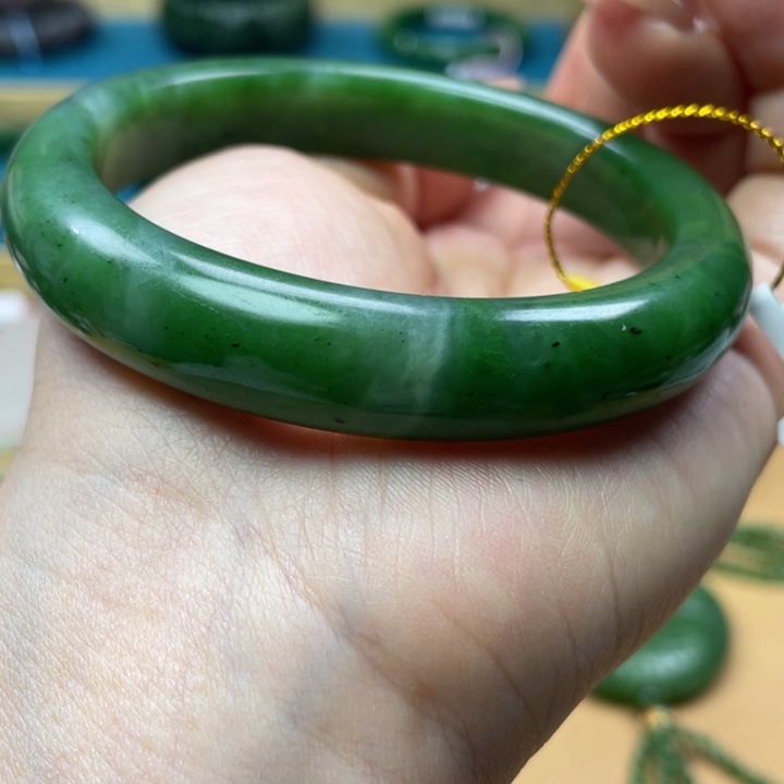 和田玉手镯62圈口。编号12未镶嵌