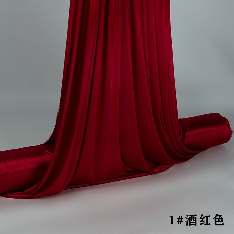 酒红冰绸与大红冰丝布料用于婚礼背景纱幔及吊顶装饰