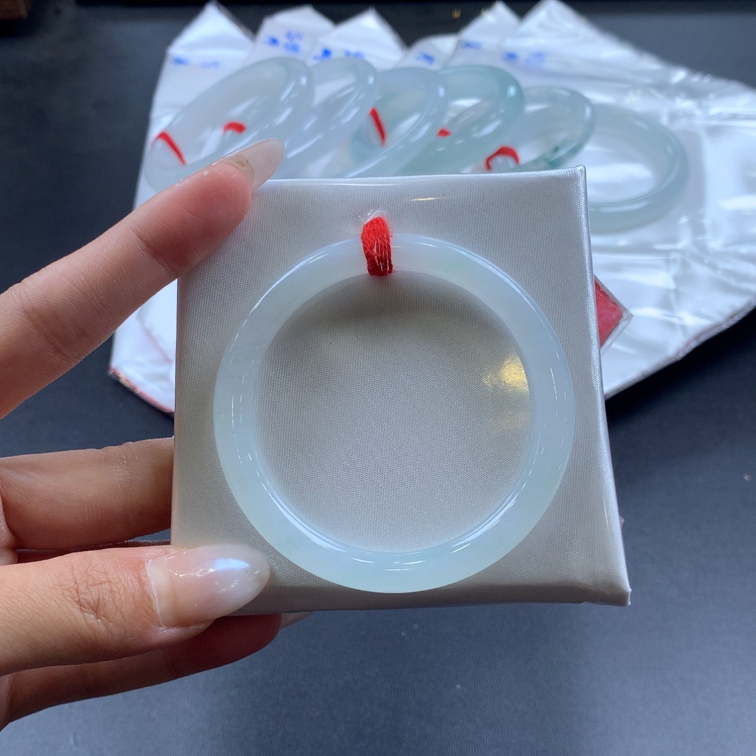 小***子翡翠未镶嵌手镯52圈口