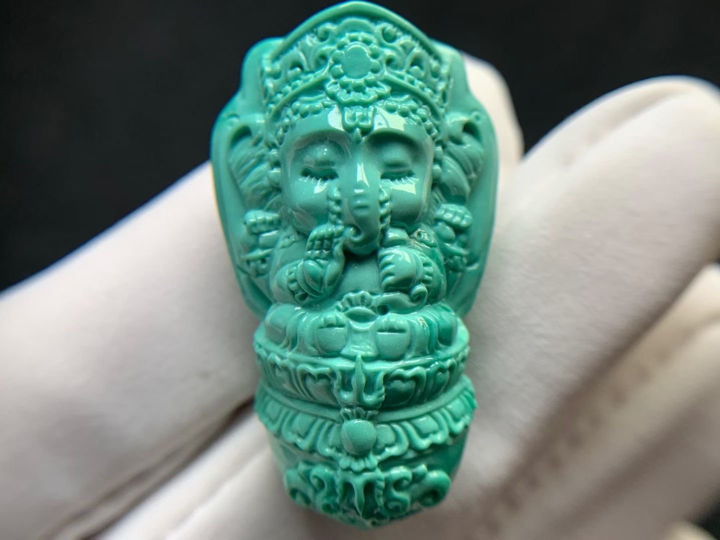 纯天然高瓷正绿料绿松石四臂象神金刚杵吊坠，精工雕刻，料质细腻