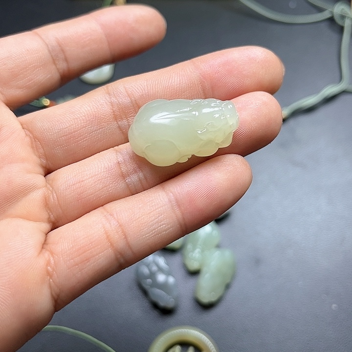 【闪购商品】和田玉未镶嵌颈饰小**?