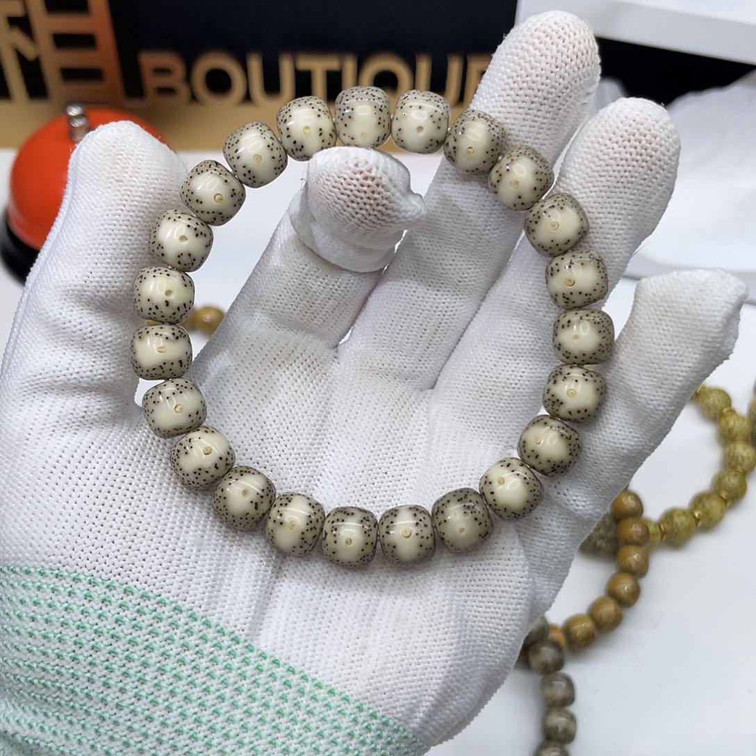 星月菩提吊坠35。10/9骨瓷白黄金瞳