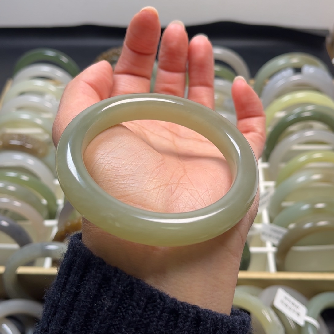 七***月和田玉未镶嵌手镯57圈