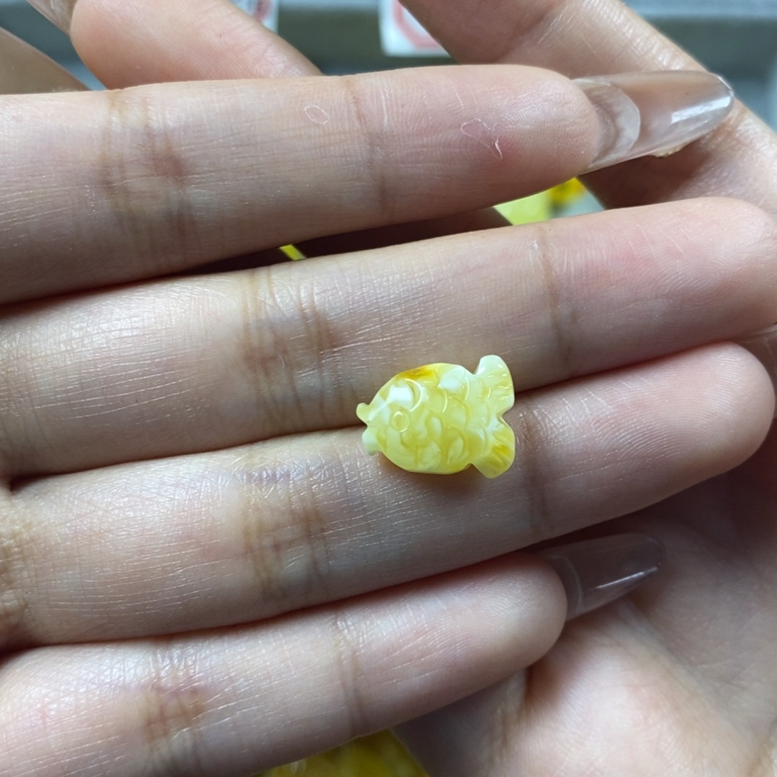 琥珀裸石未镶嵌小鱼