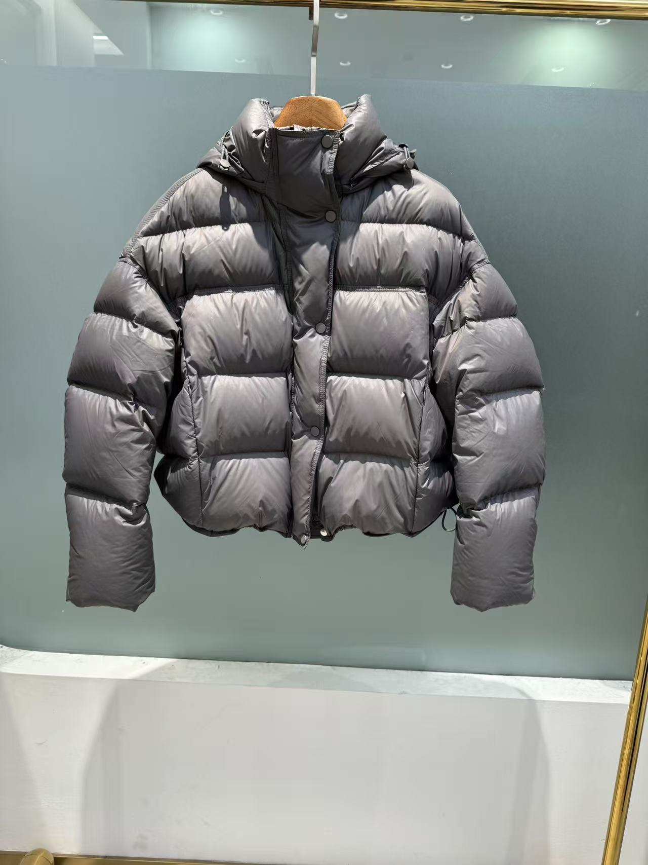 新款冬季连帽宽松潮流加厚短款鹅绒女款云朵泡芙羽绒外套251013