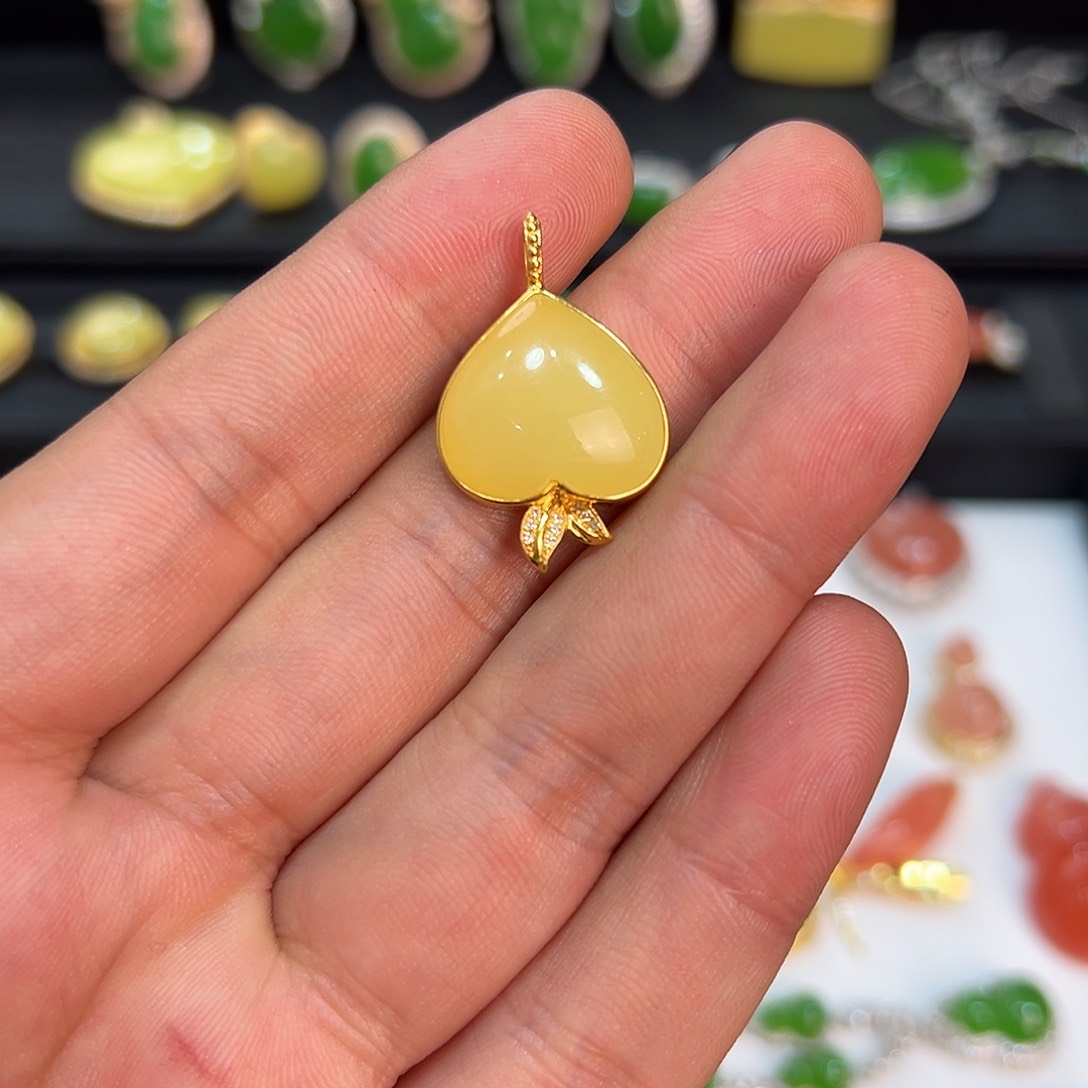 颈饰18K金镶嵌和田玉小*?