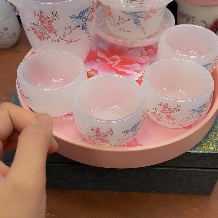 段泥茶杯吧啦吧拉的一声就把