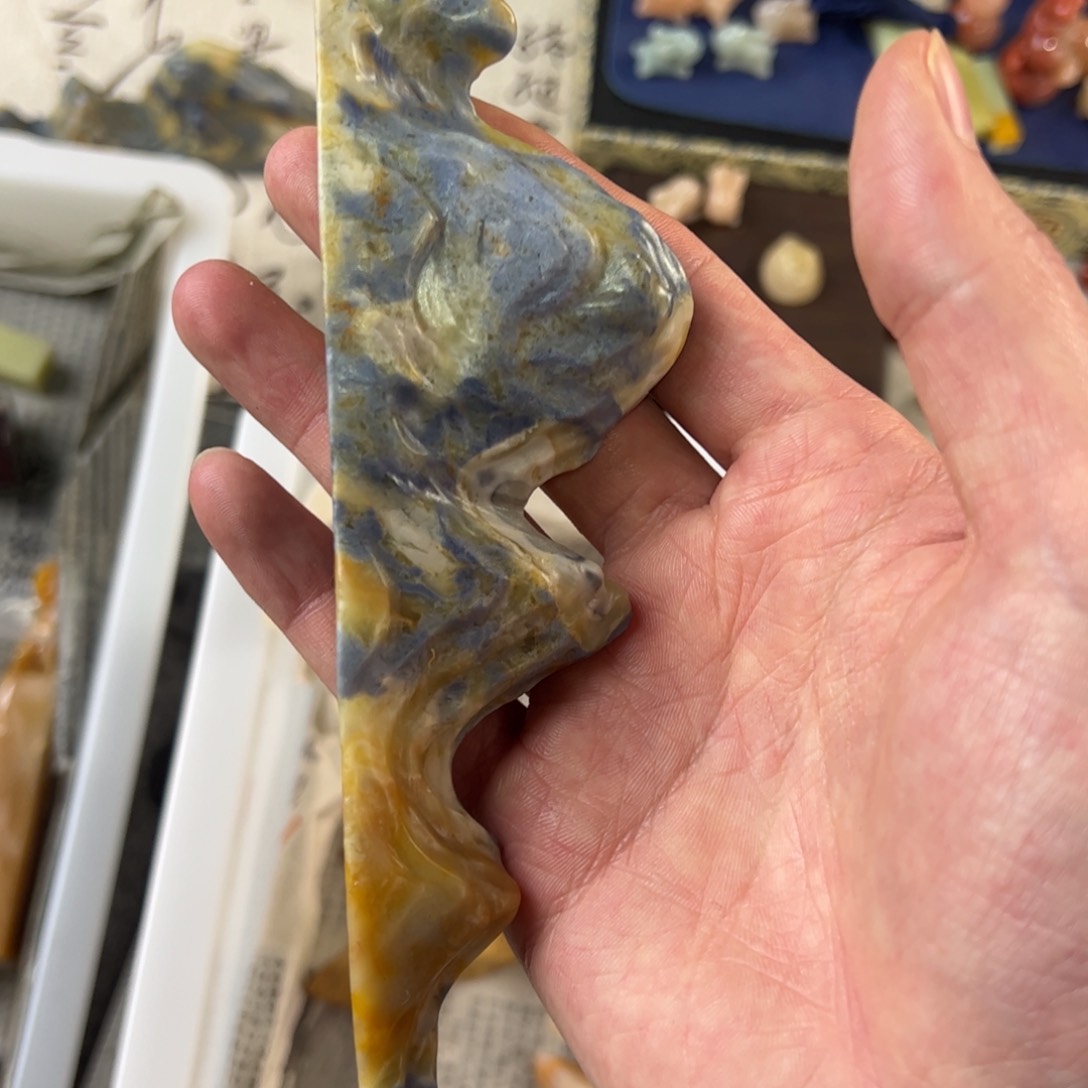 青田石简*蓝带山子笔搁