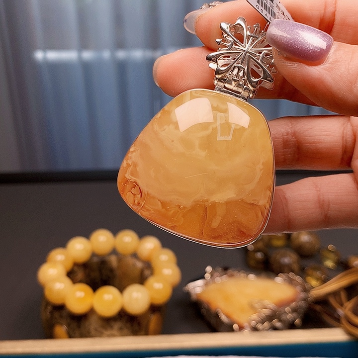 飞***鱼琥珀颈饰银S925镶嵌波兰设计款琥珀蜜蜡