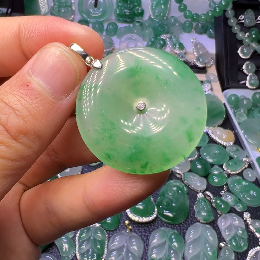 石英质玉（非洲翠）未镶嵌颈饰