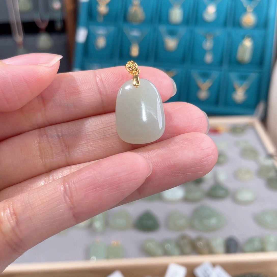 和田玉吊坠(赠链)18K金镶嵌健**片