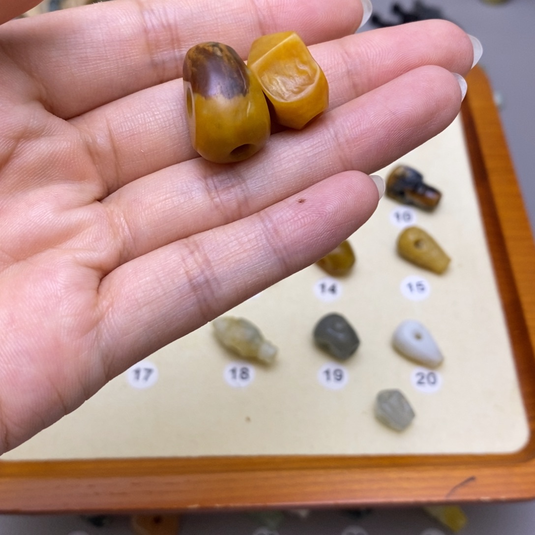 纠***就未镶嵌蛇纹石玉配饰