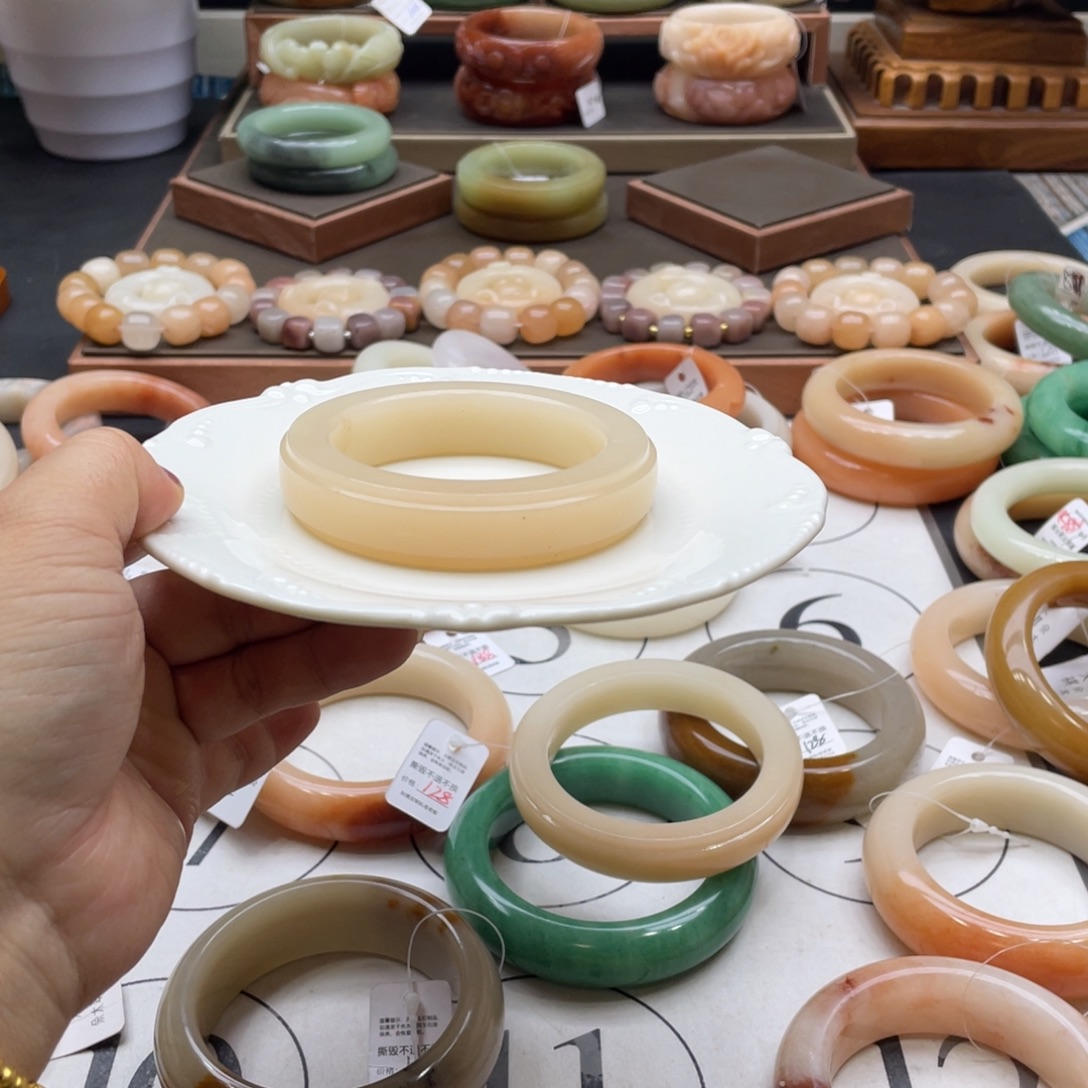 话***你石英岩玉未镶嵌手镯