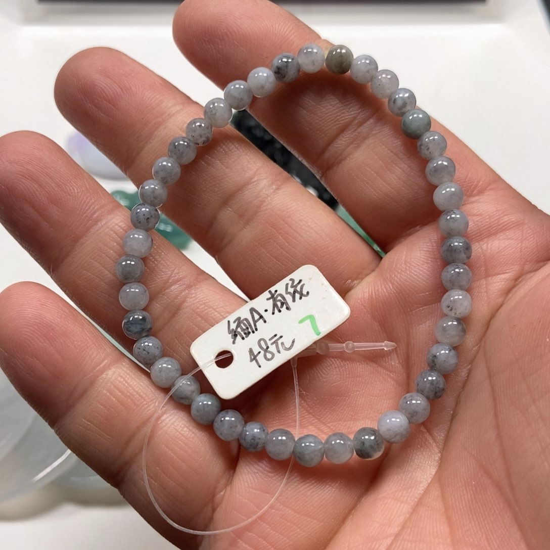 翡翠耳饰未镶嵌翡翠