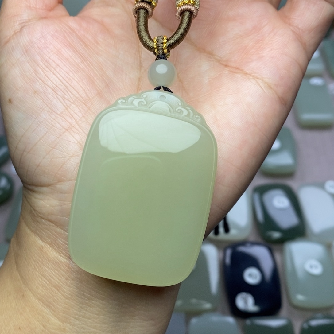 宁***司和田玉未镶嵌颈饰