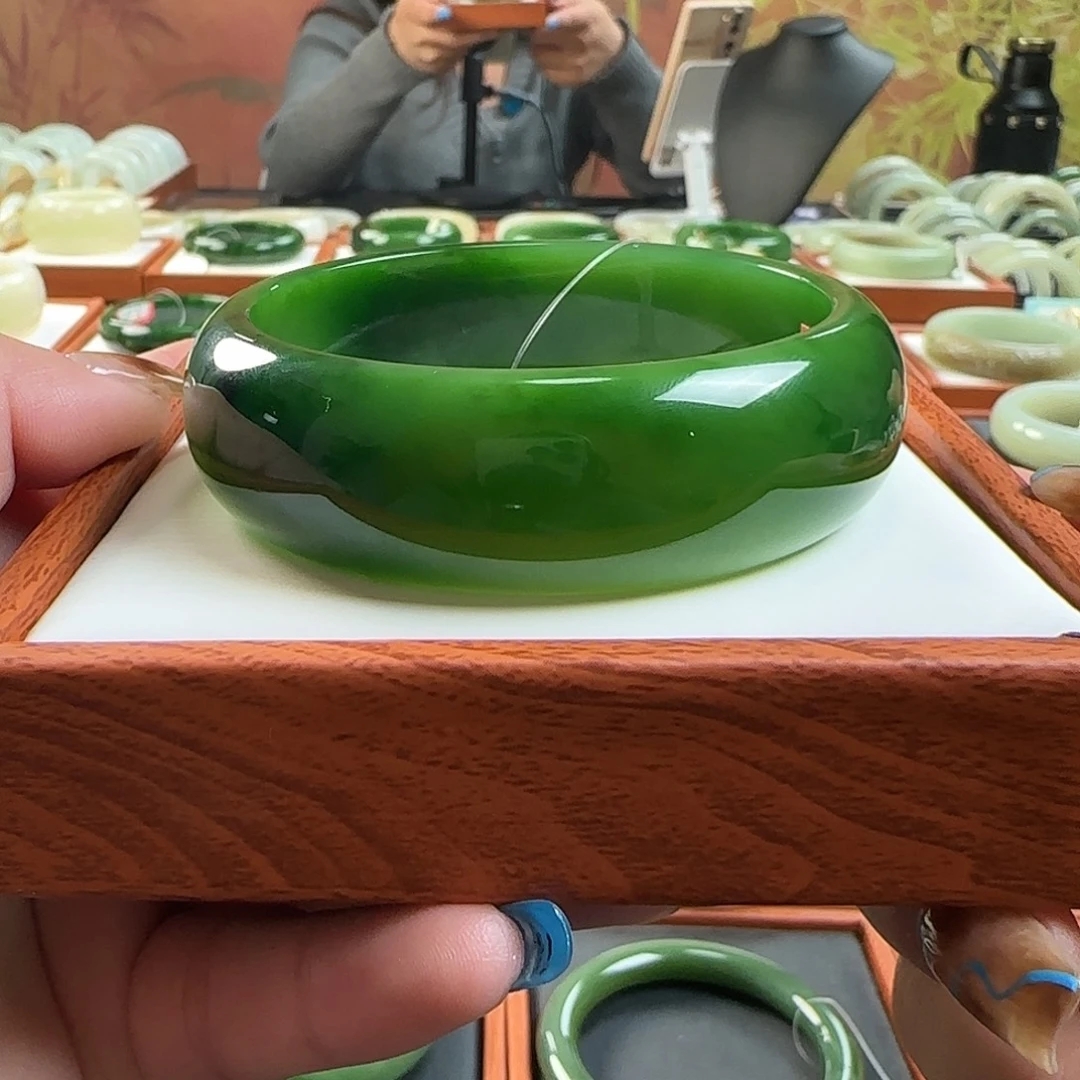 和田玉未镶嵌手镯