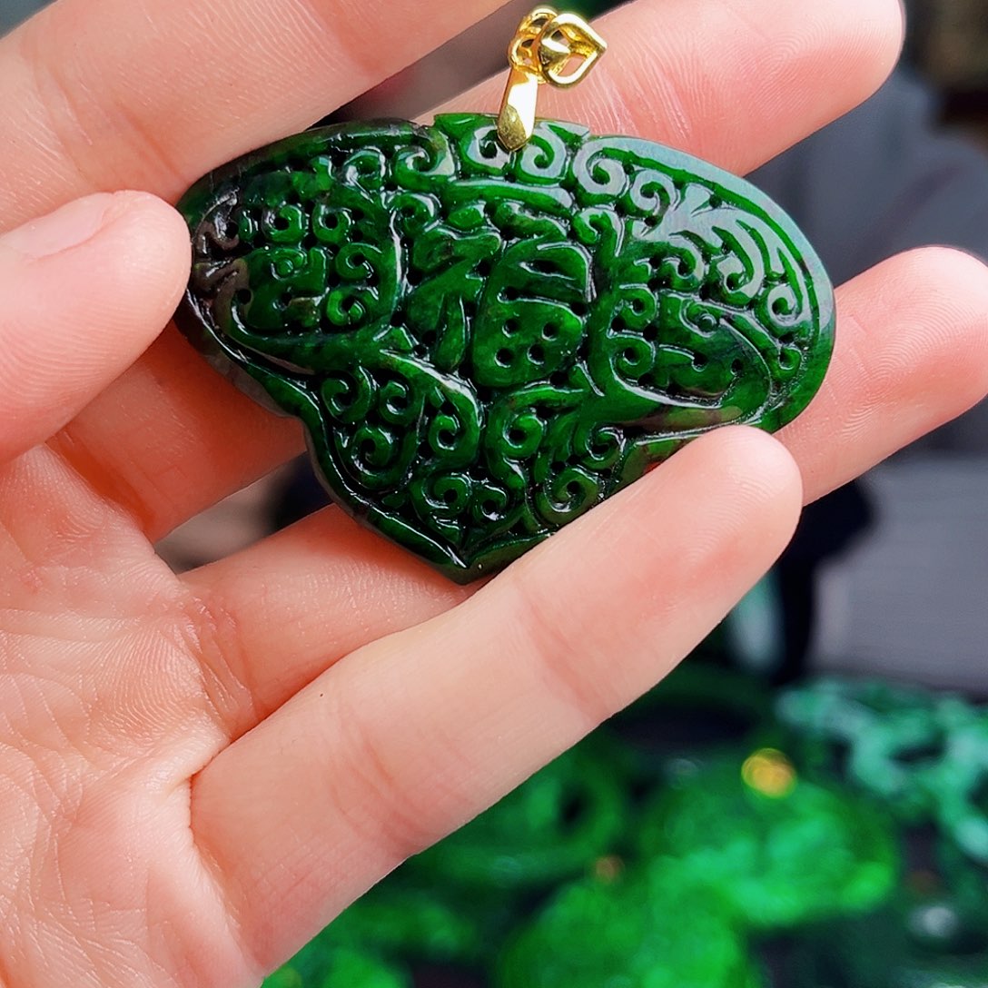 颈饰18K金镶嵌翡翠