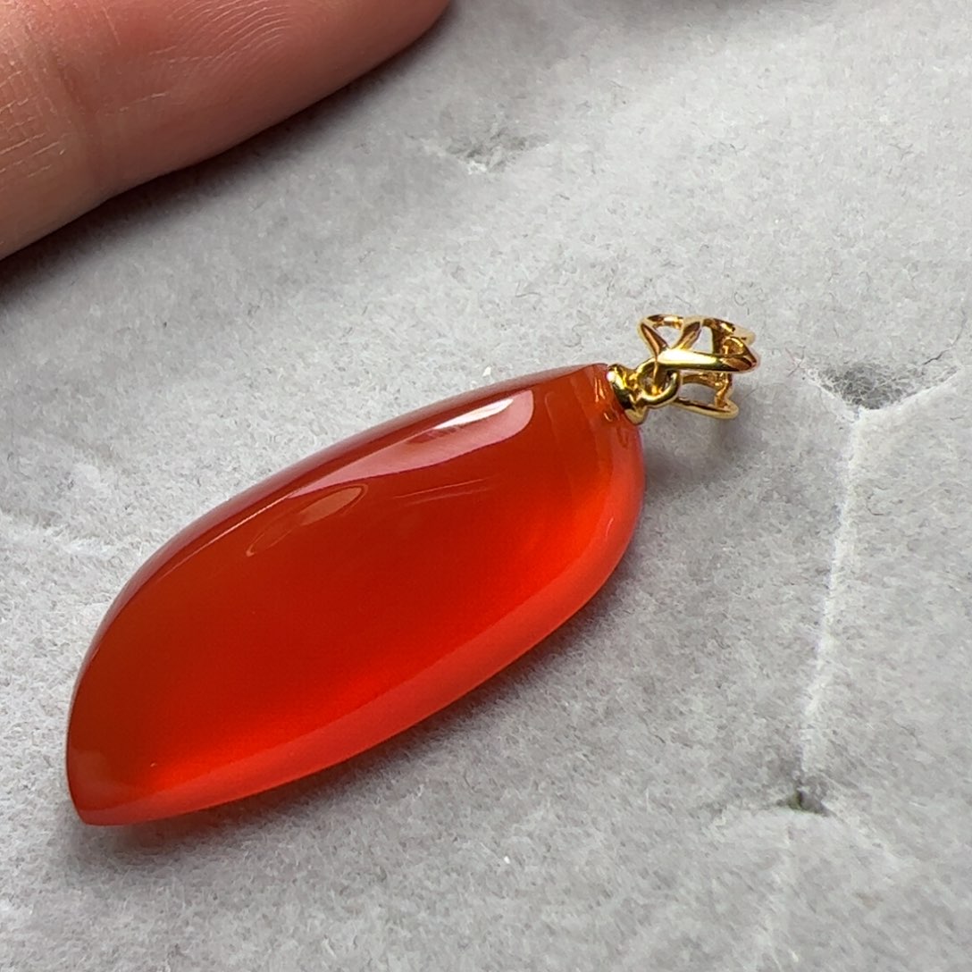 南红玛瑙吊坠18K金镶嵌