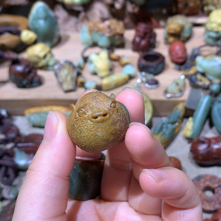 未镶嵌岫岩河磨玉（透闪石质玉）挂件