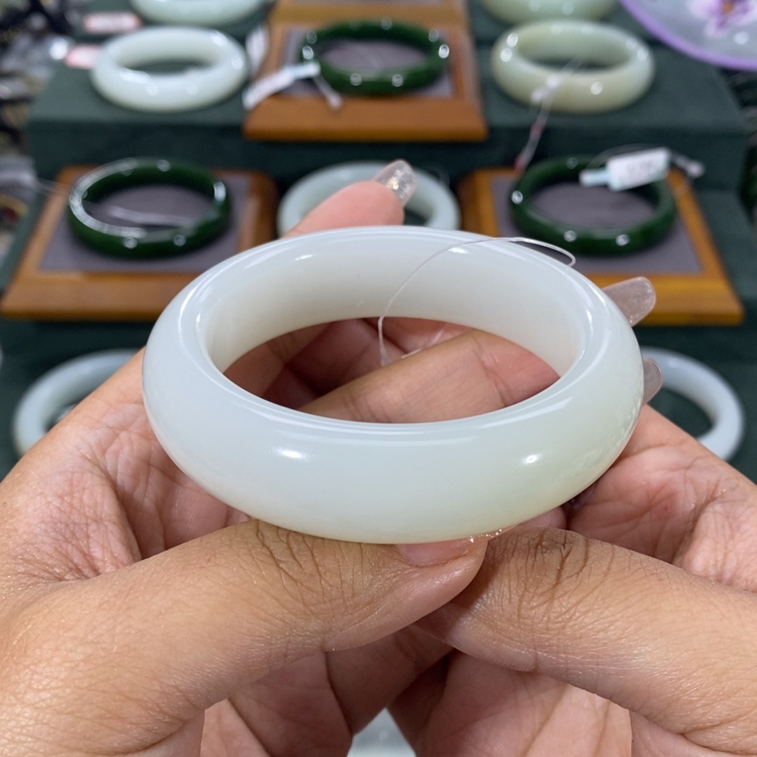 和田玉手镯未镶嵌