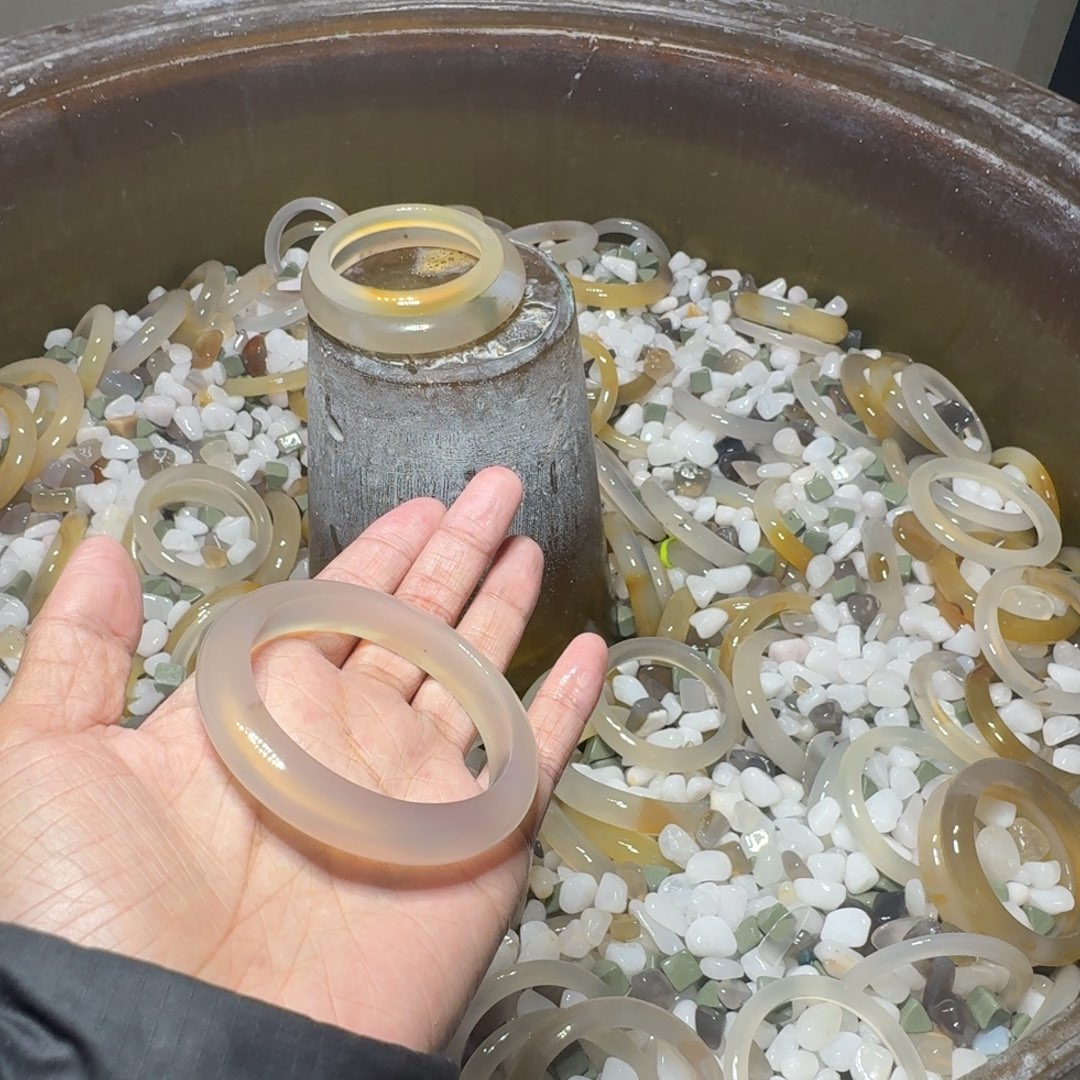 芝***挞玛瑙/玉髓未镶嵌手镯