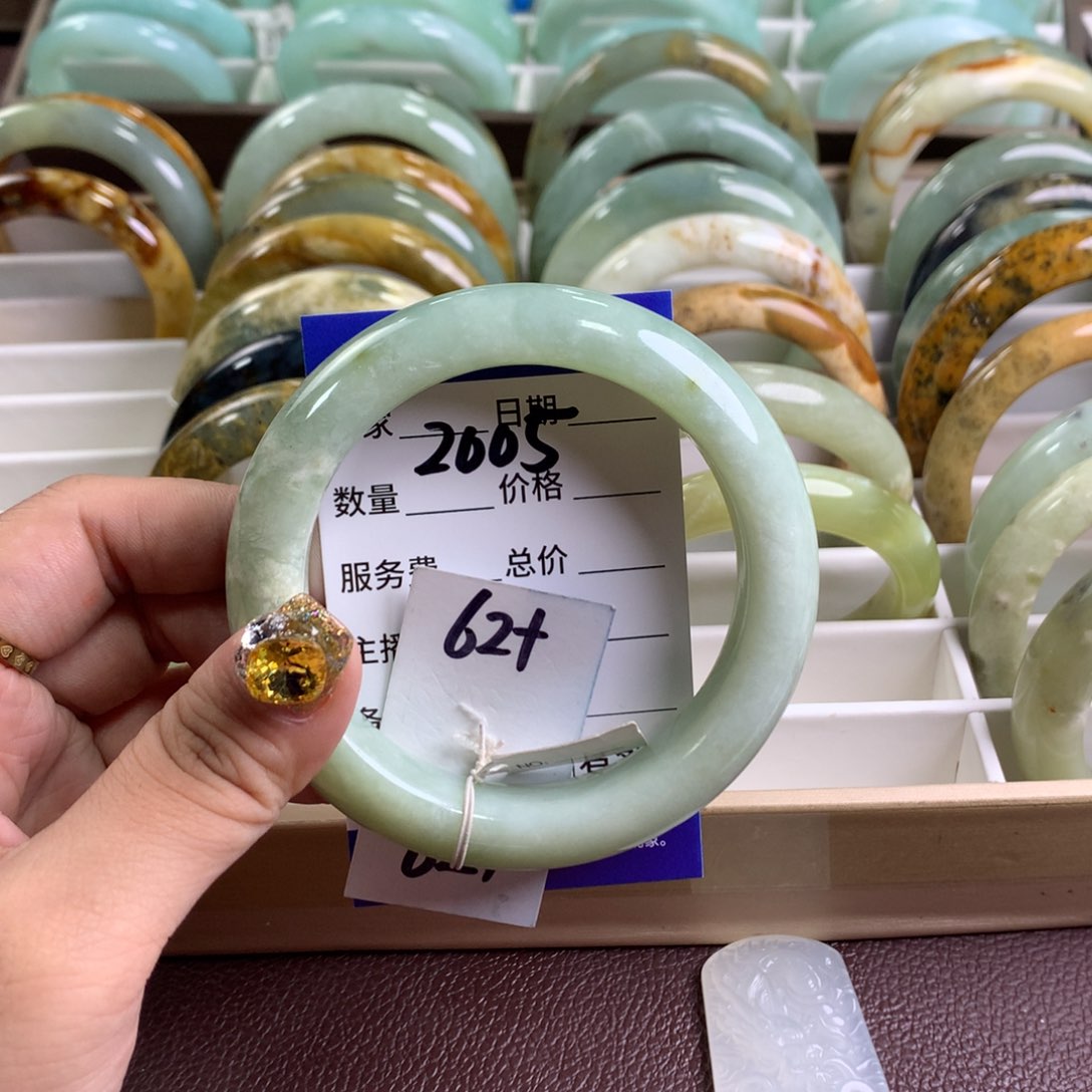 蛇纹石玉手镯未镶嵌2005