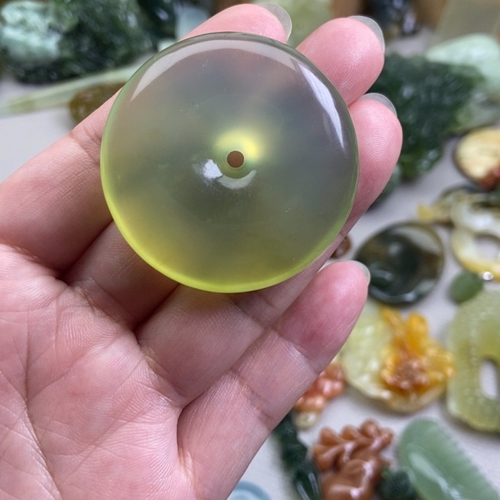 蛇纹石玉挂件未镶嵌巅