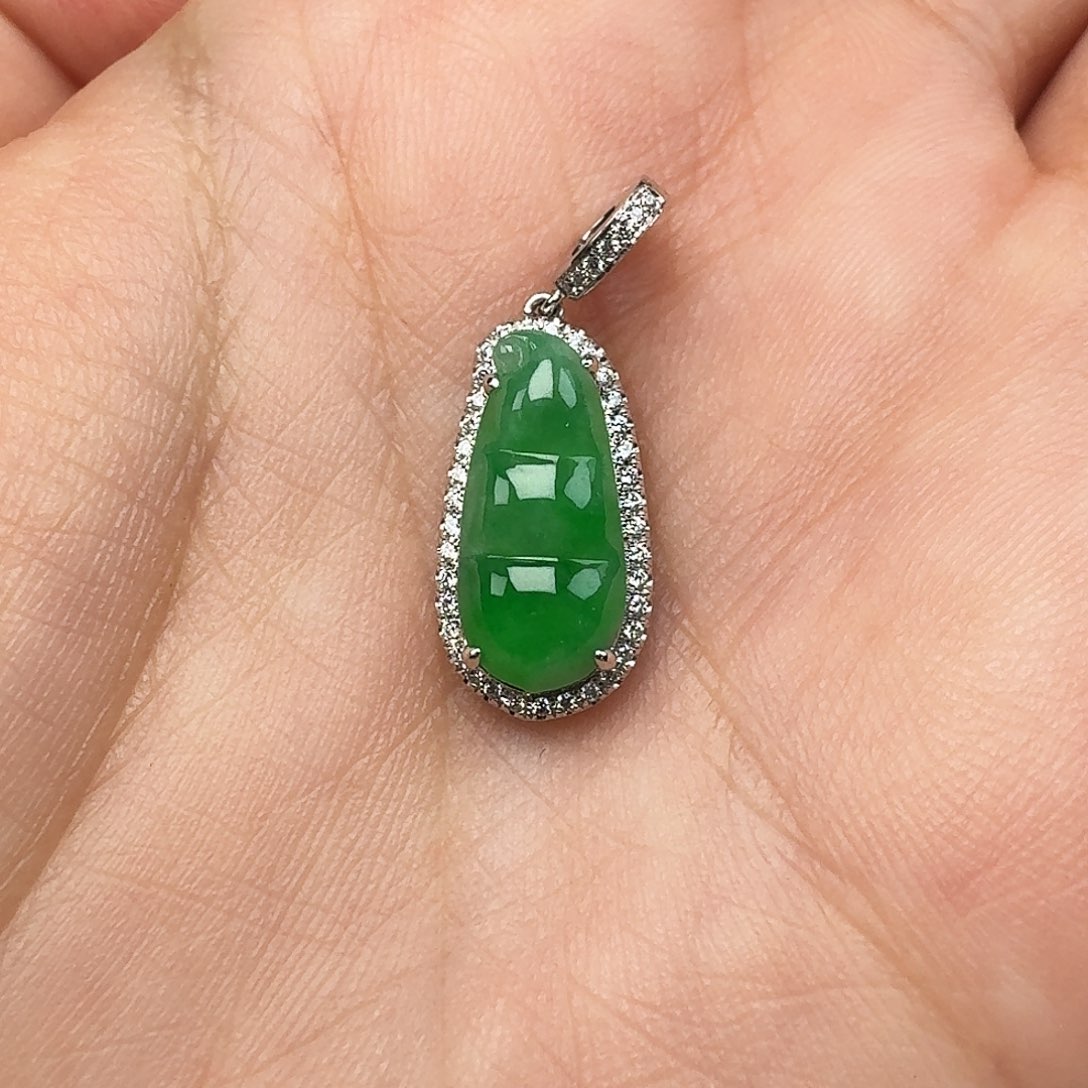 翡翠18K金镶嵌颈饰豆