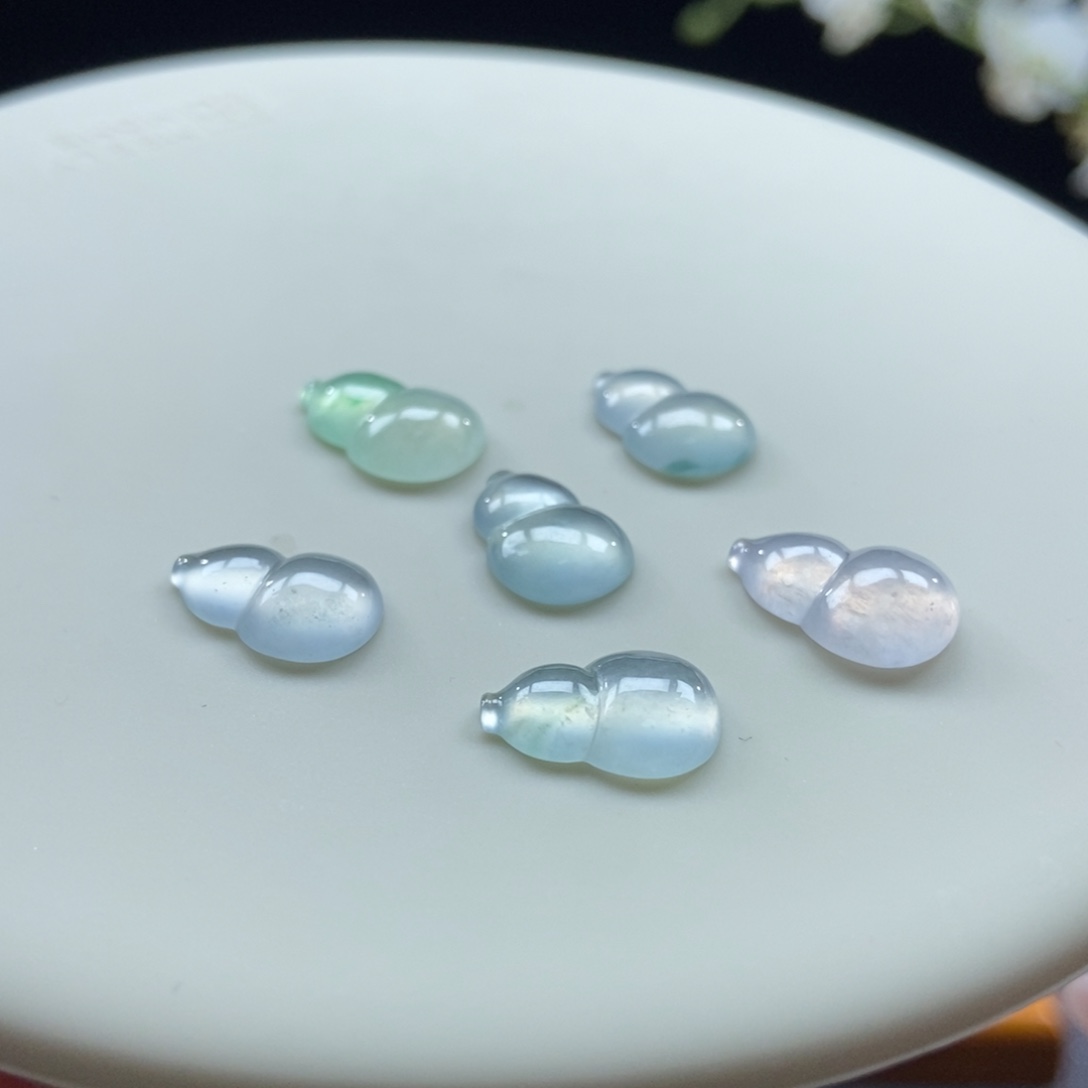 翡翠颈饰未镶嵌翡翠冰葫芦，随机发一个