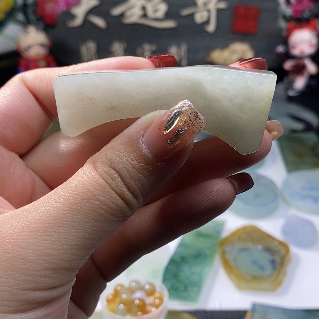 邕***房翡翠未镶嵌颈饰要包容