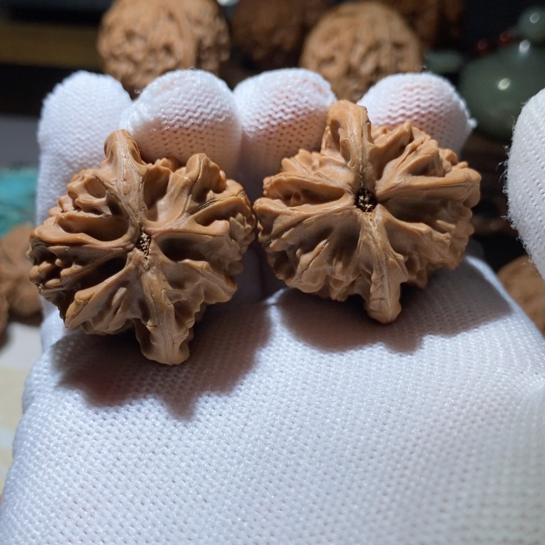 小***黑文玩核桃吊坠鸡心黄松峪