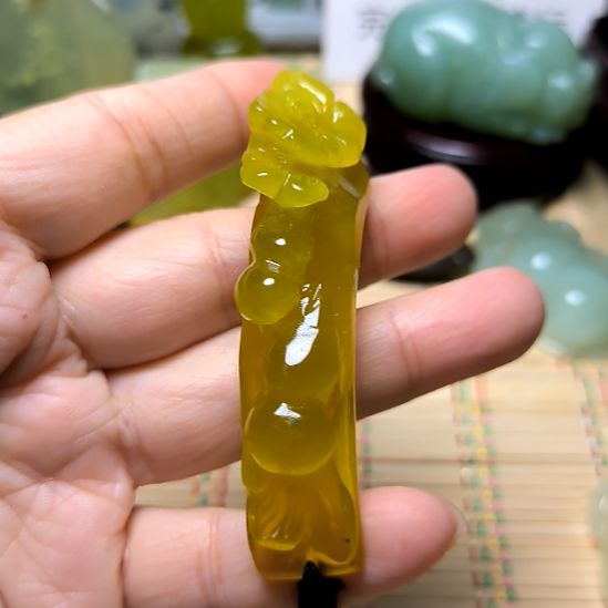 李***笙未镶嵌蛇纹石玉颈饰